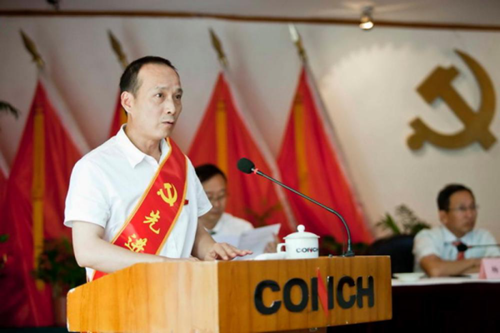 擔(dān)任黨支部書記期間,洪文生結(jié)合部門特點(diǎn),提出“鐵路抓安全,黨員走在前”口號,讓黨員身邊無違紀(jì),黨員保班組等具體活動得到落實。為落實工廠、部門制定的“兩學(xué)一做”等黨建計劃任務(wù),洪文生在定期組織召開支部大會的基礎(chǔ)上,以各運(yùn)行班為單位,利用班中作業(yè)間隙時間組織班中黨員進(jìn)行小組學(xué)習(xí)交流、義務(wù)勞動等黨員活動,保證了全體黨員的學(xué)習(xí)實效。