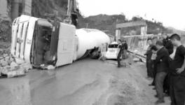 巫山一水泥罐車壓扁寶馬車頭 司機當場身亡
