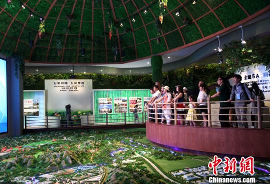 圖為海外媒體記者參觀玉林“五彩田園”現(xiàn)代特色農(nóng)業(yè)示范區(qū)。　楊志雄 攝