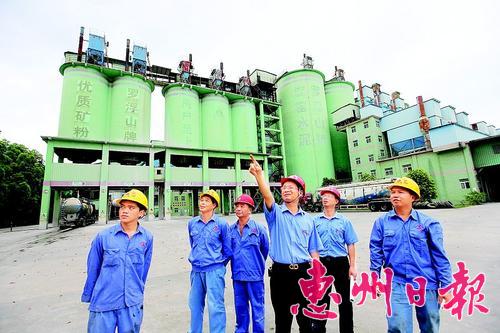 罗浮山水泥集团有限公司董事长吴国 强(中)与员工一起研究企业课题。
本报记者钟畅新 摄