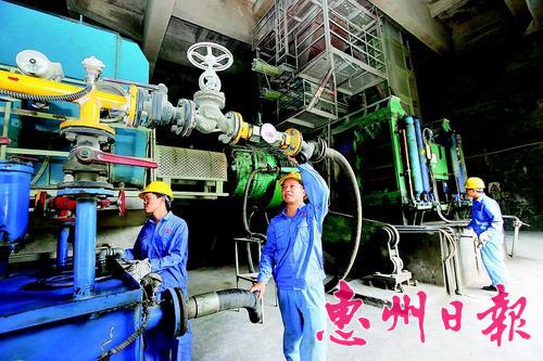 工人在生产车间维护保养机器设备。 本报记者钟畅新 摄