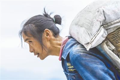 峨眉山女背山工獲網友點贊 每天背1噸建材掙200元