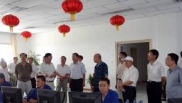 水泥廠里這列沒有終點的環行列車 全靠他把控