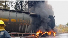 水泥車(chē)途中起火 徐州消防撲救排險(xiǎn)