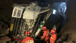 蓬萊一水泥罐車倒車翻進深溝 消防成功救援