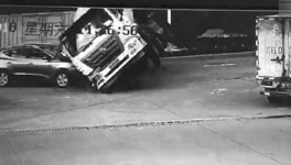 水泥攪拌車傾倒后壓扁兩輛車，3人死亡