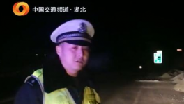 湖北高速路面傾倒砂石險象環生 高警攜手路政嚴厲打擊
