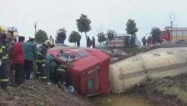 為避讓前方小車 滿載40噸水泥的槽罐車發生事故