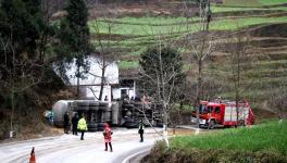 痛心！30噸水泥罐車側(cè)翻 2人死亡！