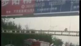 物流司機注意了！4.5米以下限高桿均違法，年前必須全部清理！