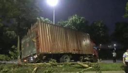 水泥運(yùn)輸車司機(jī)被困！緊急救援中... ...