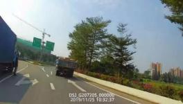 屢禁不止！又一水泥貨車側(cè)翻！