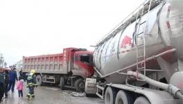 緊急救援！大貨車與散裝水泥車相撞，司機被困駕駛室！