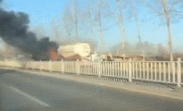 危險(xiǎn)！散裝水泥車起火燃燒，大火吞噬車頭（附視頻）